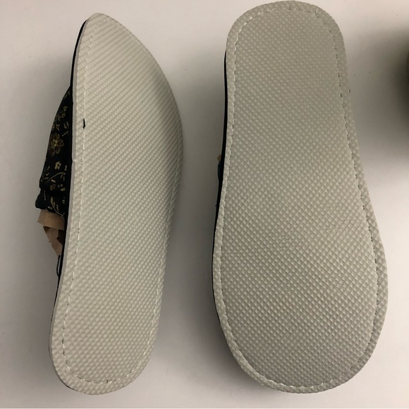 NEW| Chinese Embroidery Slippers - Picture 5 of 5